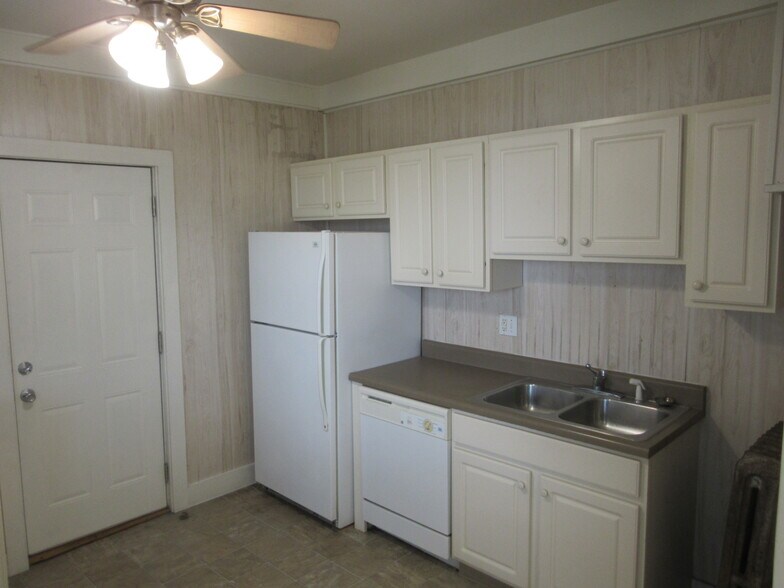 kitchen - 704 N Randolph St