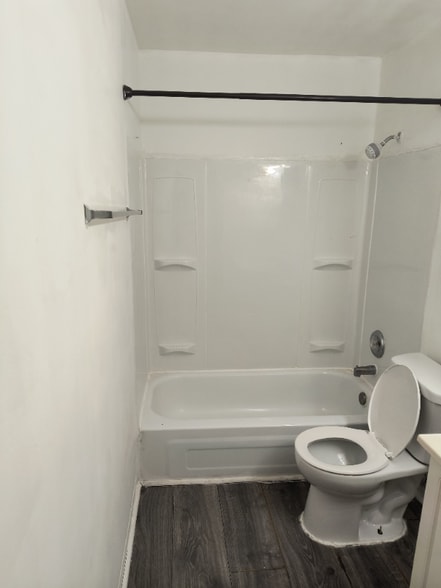 Building Photo - 670 Hill Dr