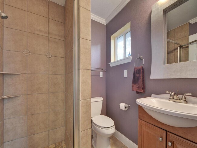 Building Photo - 610 W North Loop Blvd