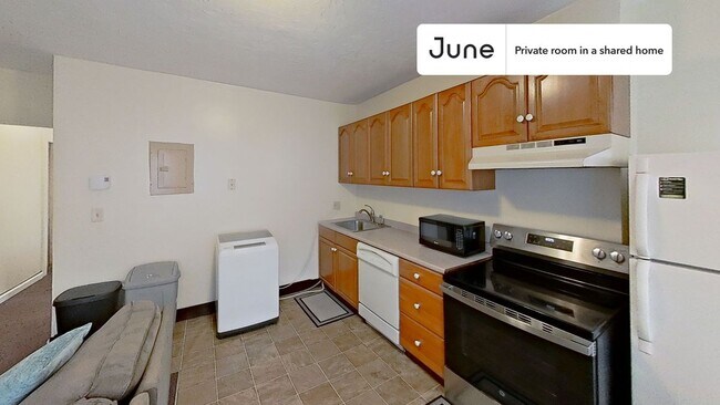 Building Photo - Private bedroom in 3 bed/1 bath Home