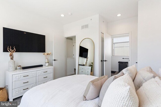 Building Photo - 2006 Northbank Pl