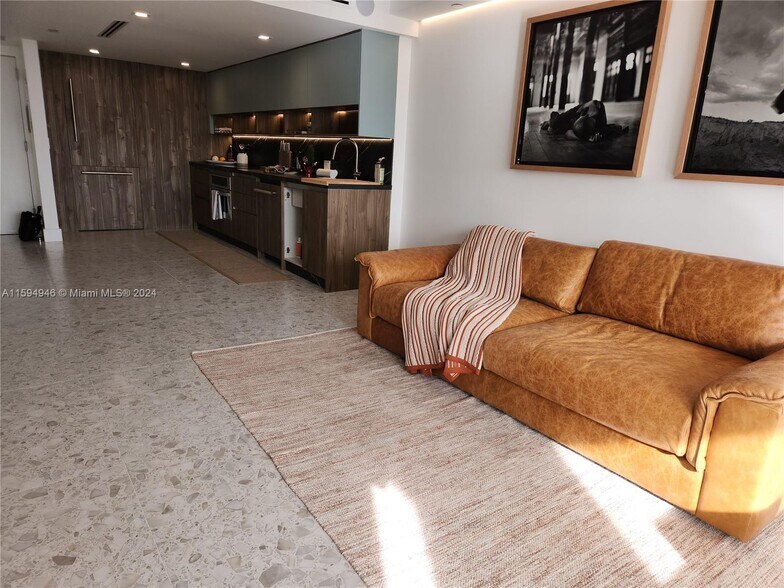 Building Photo - 2555 Collins Ave
