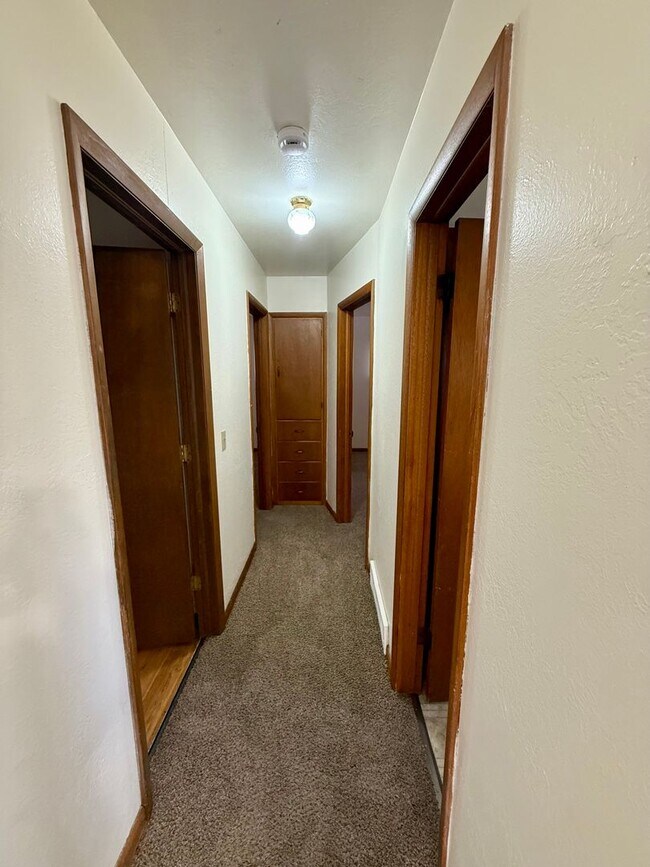 Building Photo - $1,000 off first months rent! Quick Move In! 3 bedroom, 1.5 Bath Home with attached garage in Lov...