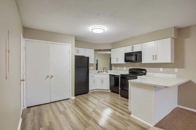 Building Photo - 501 Par Dr