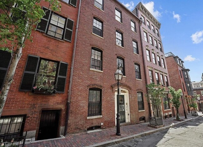 Building Photo - 130 Myrtle St
