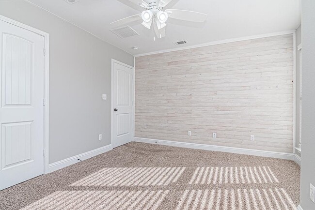 Building Photo - 705 E 96th St