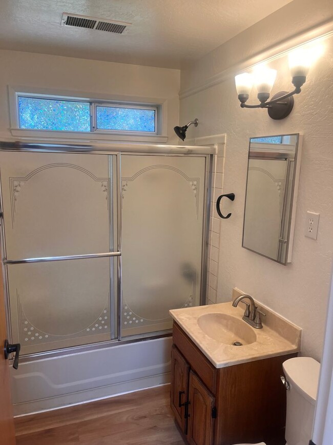 Building Photo - Great 1 bedroom 1 bathroom cottage on wooded lot in Citrus Heights