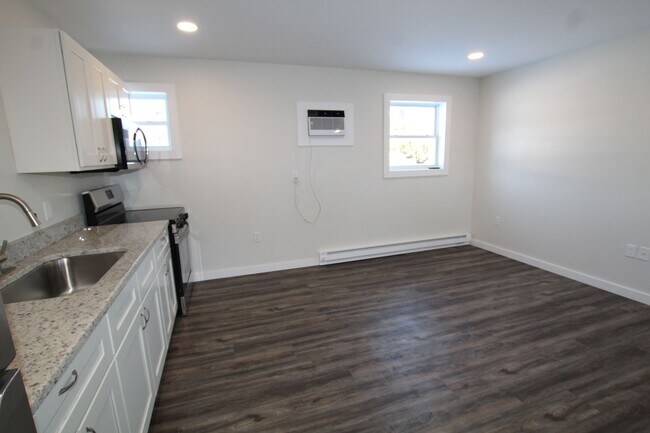 Building Photo - Beautifully remodeled and completed 1 bedroom apartment. FREE MONTH OF RENT!*