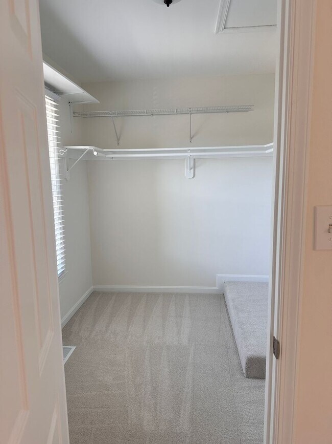 Building Photo - Renovated Kingstowne Townhouse | 3 Beds, 2...