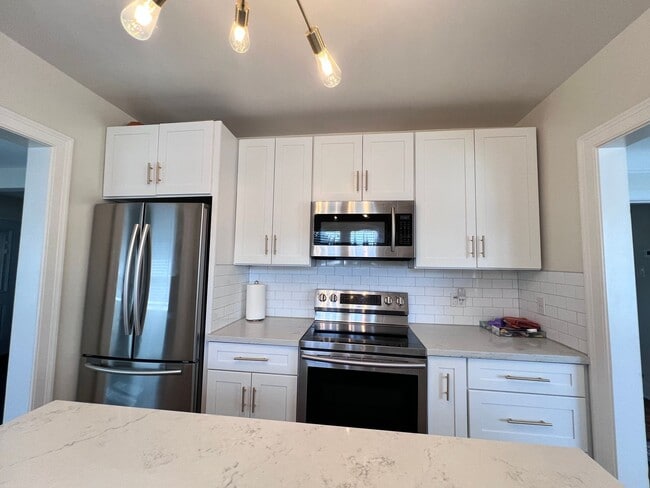 Building Photo - Fully Updated Home in San Leandro Available for Rent!!