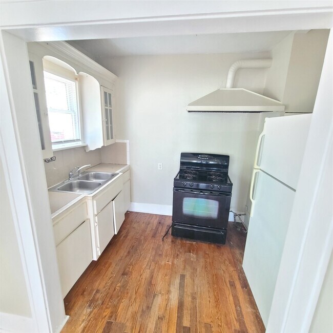 Building Photo - 4414 Woodside St