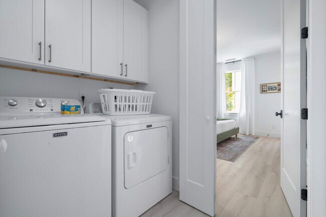 Building Photo - 30 W Castillo Dr