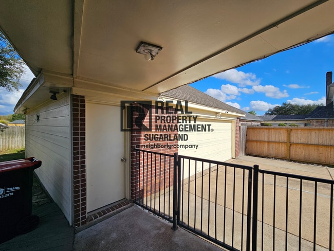 Building Photo - Executive Living in the Heart of Sugar Land