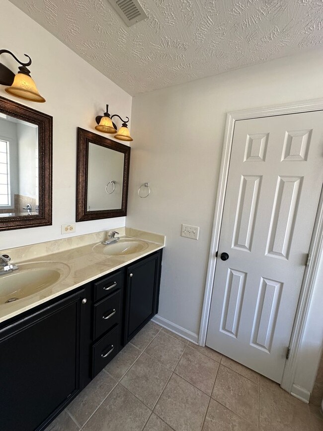 Building Photo - Well-Maintained 4 Bed 2.5 Bath with Fenced Backyard