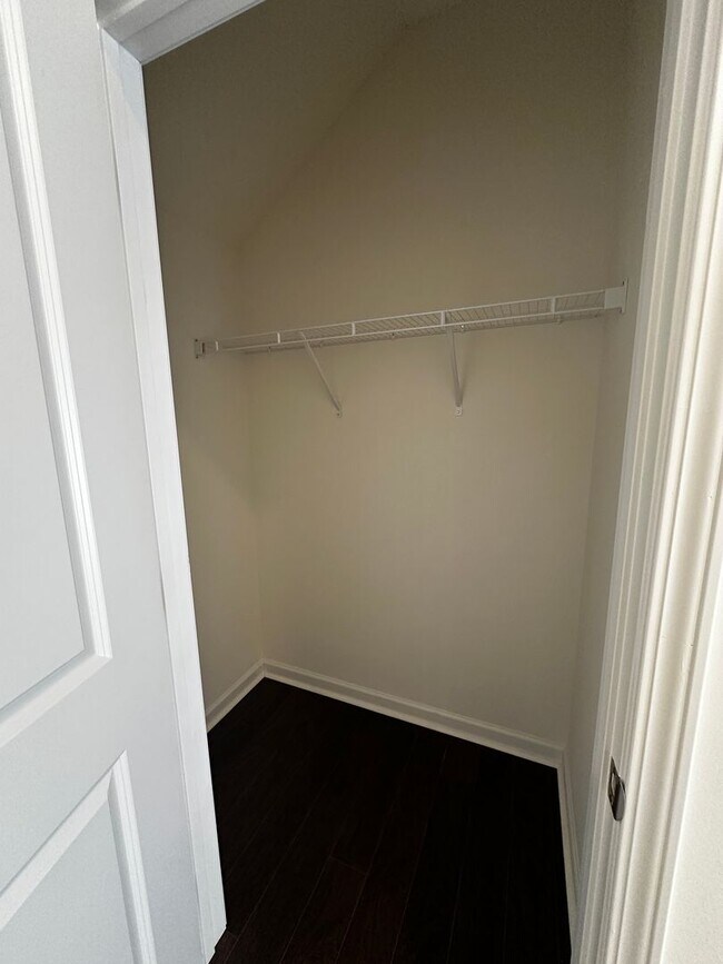 Building Photo - E. Morristown - 3 bed/2.5 bath home with g...