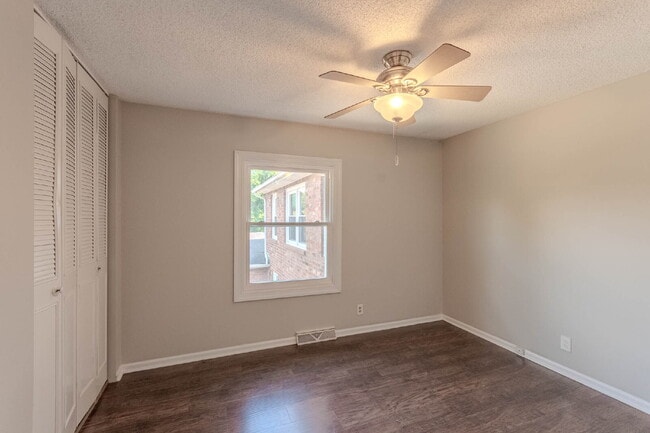 Building Photo - 6 Bedrooms!!!!! 4 Baths! 2 kitchens!  Donelson Area