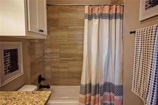 Building Photo - 3 Bed | 2 Bath | 2 Car Garage - Bungalow S...