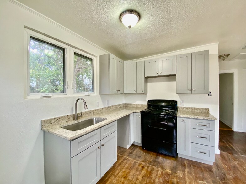 Building Photo - 732 Valley Way St