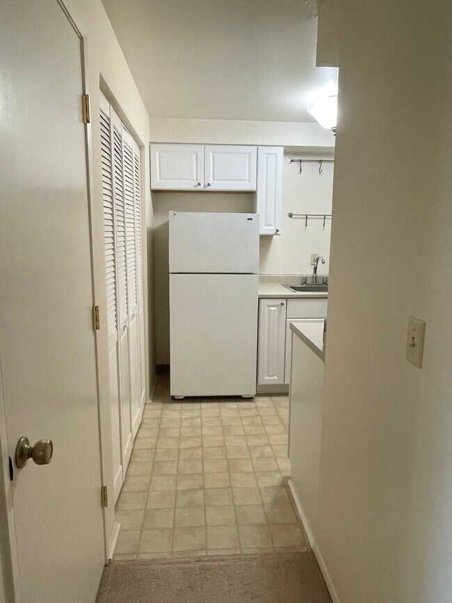 Entry & kitchen - 19670 NW Pondosa Ct