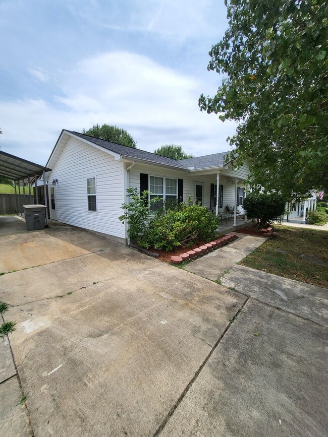 Building Photo - Cozy Home in Concord