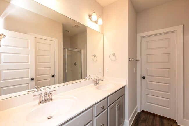 Building Photo - Spacious 3 Bedroom Home with Primary Suite on Main Level