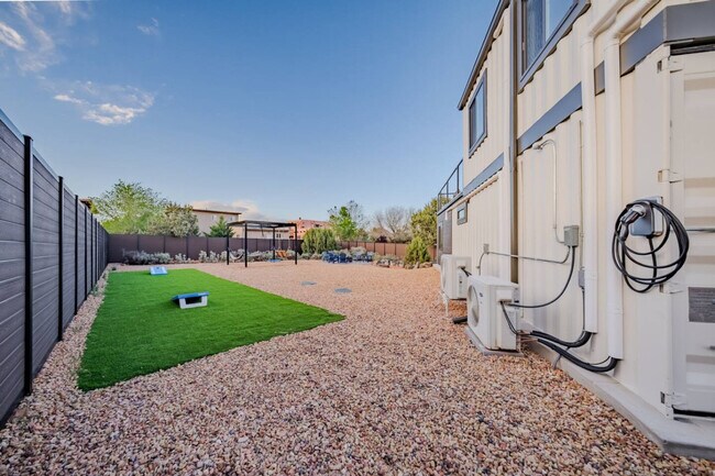 Building Photo - 736 W Rider Dr