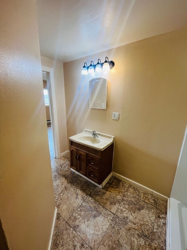 Building Photo - 4 bedroom 2 bathroom house (2 bedrooms non...