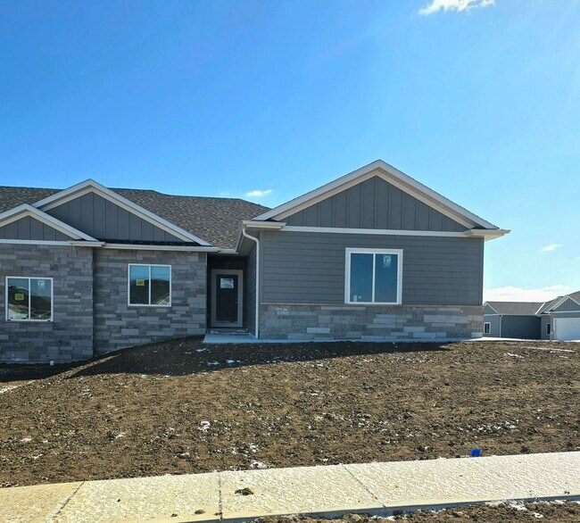 Building Photo - Spacious Luxury townhome