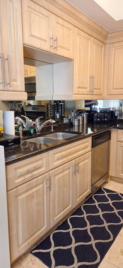 Building Photo - Short or long term available! Beautiful furnished 1 bedroom located in the heart of the strip!