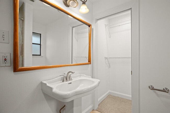 Building Photo - 2508 Marlton Dr