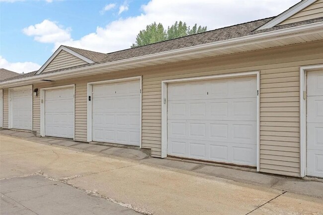 Building Photo - 2 Bed 2 Bath Condo for Rent in Marion!