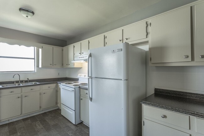 Building Photo - 3 Bedroom, 1 Bath home in the heart of Red...