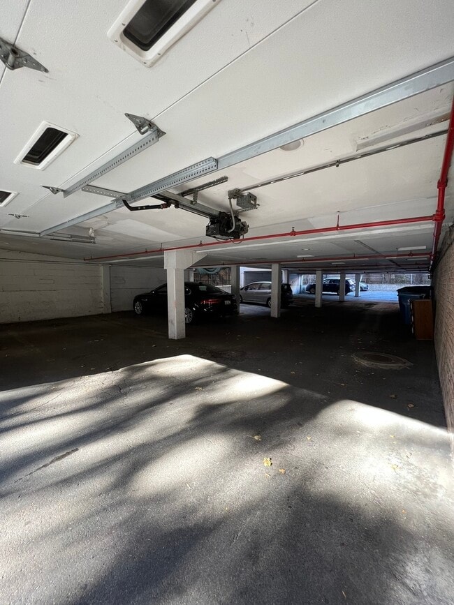 Building Photo - 736 W Buena Ave