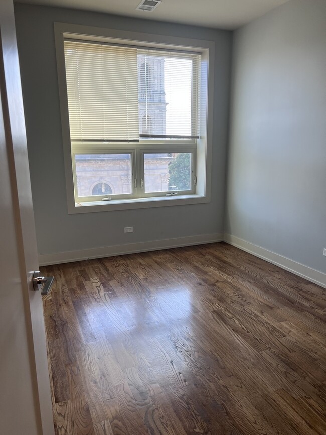 Building Photo - 1208 E 64th St