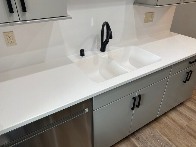 Building Photo - 14954 Moorpark St