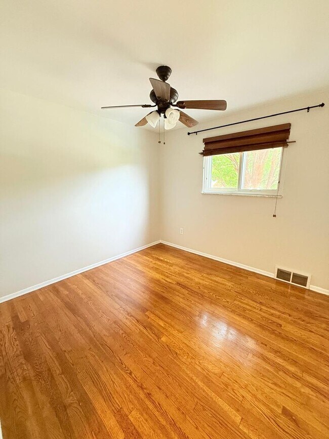Building Photo - Spacious 3-Bedroom 1.5 - bathroom Home for Rent