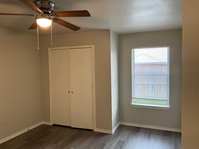 Building Photo - 10220 Lilac Ln