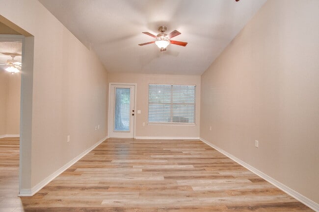 Building Photo - Adorable Updated 2BR Cottage-Style Townhom...