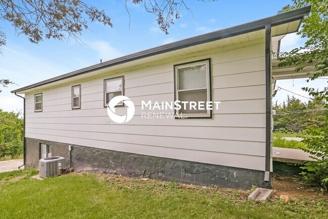 Building Photo - 3 Bedroom Pet-Friendly Home in Knoxville, TN with Main Street Renewal