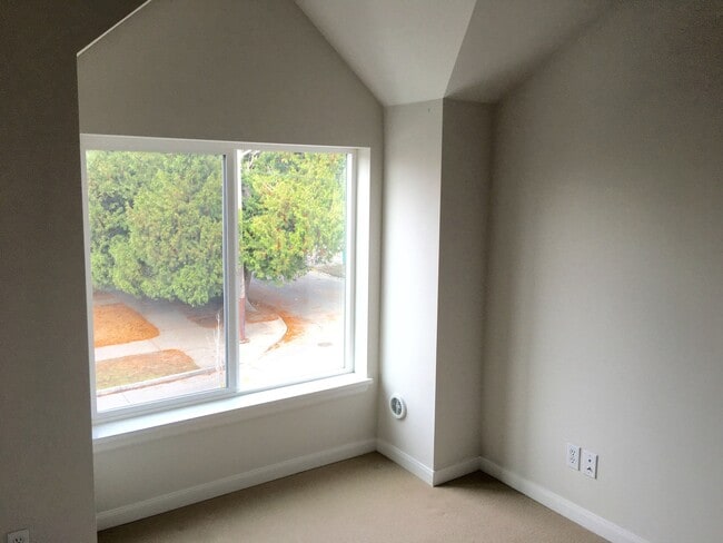 Building Photo - 3-Bedroom Townhome Near Roosevelt Lightrai...