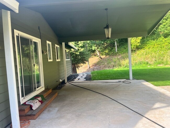Building Photo - Beautifully Refreshed Home on Several Acre...