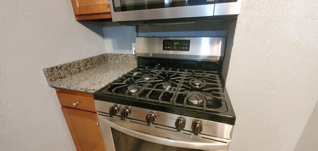 Building Photo - 260 Gross St