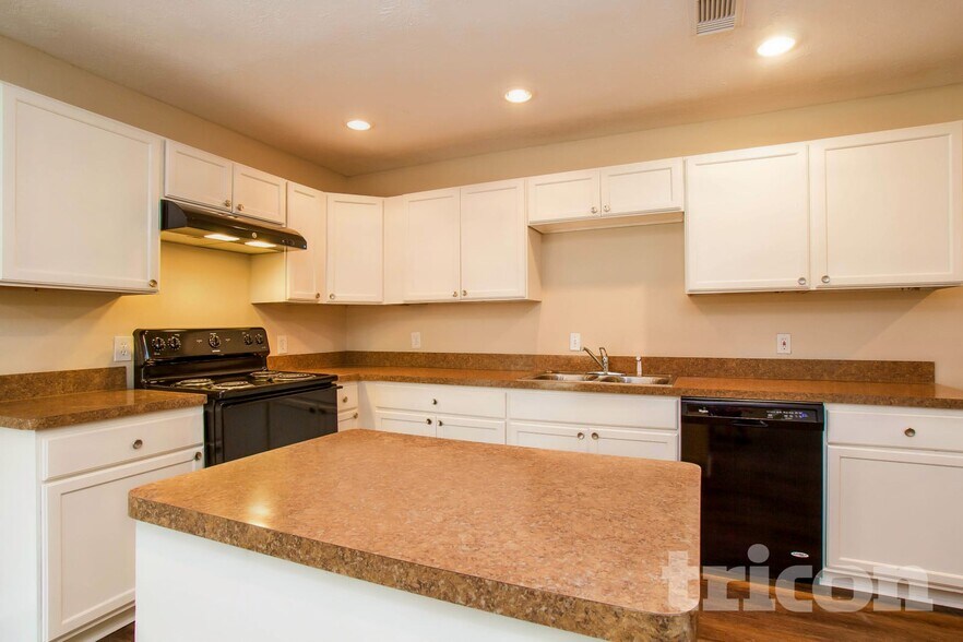 Building Photo - 3623 Village Grove Dr