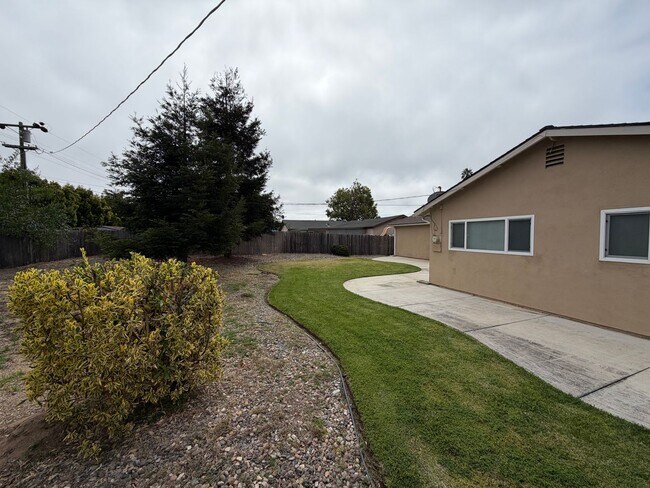 Building Photo - 465 Stansbury Dr