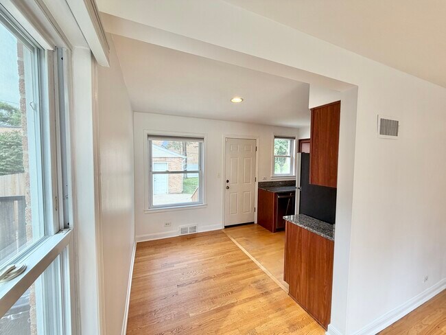 Building Photo - 5816 W Greenleaf Ave