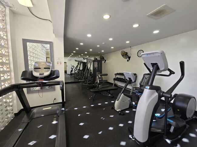 Building Photo - Fully Furnished Executive Condo Rental 2br/2ba/1pkg - Waikiki