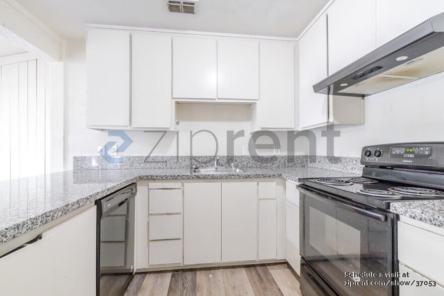 Building Photo - 8001 Zenith Dr