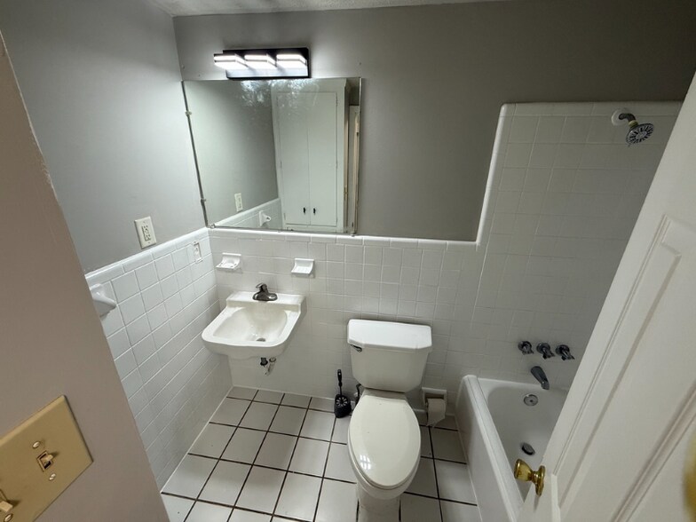 Building Photo - 106 White Oak Dr