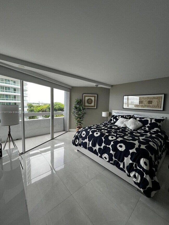 Building Photo - 1627 Brickell Ave
