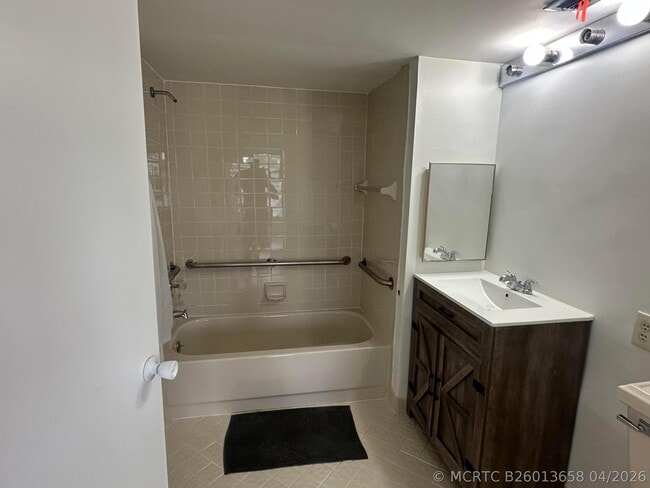 Building Photo - 208 Lake Pointe Dr